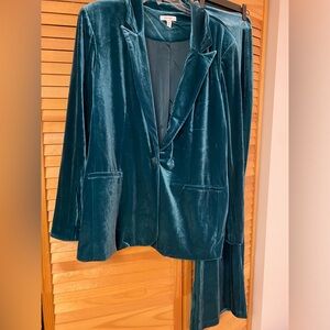 On Trend, Like New Nine West Velvet handfeel Blue Green suit. Size XXL